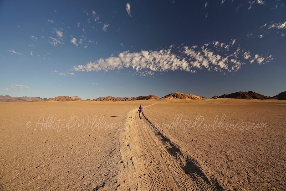 Laura hiking Namib-Naukluft